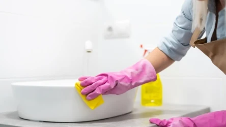 Jak usunąć pleśń z łazienki domowymi sposobami? To prostsze, niż się niektórym wydaje.
