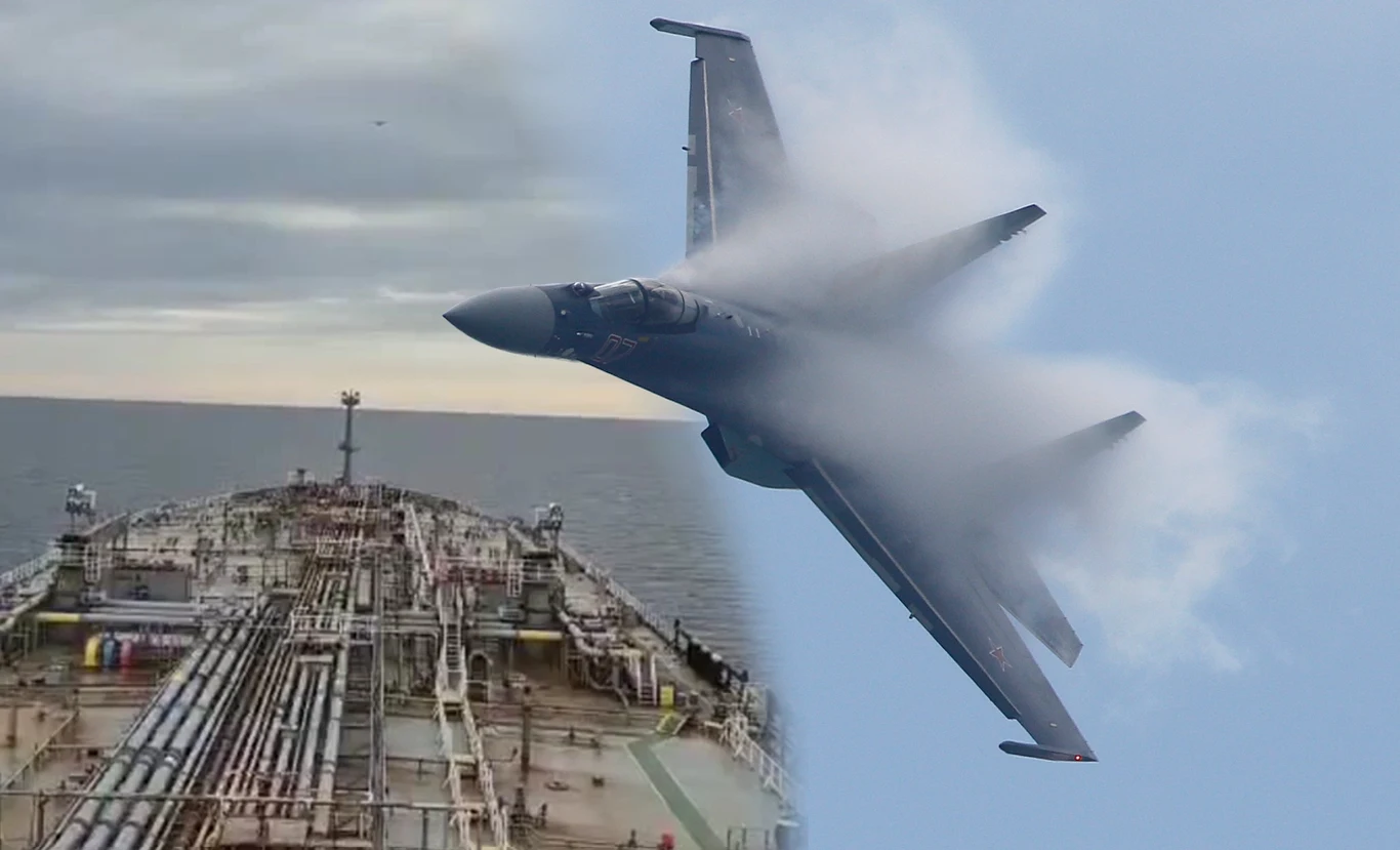 Według Rosjan w wydarzenia z tankowcem floty cieni był zaangażowany polski myśliwiec. To dezinformacja. Na zdjęciu rosyjski Su-35, z lewej strony kadr nagrania "Izwiestii" Samolot myśliwski w locie nad morzem z efektem sonicznym w pobliżu pokładu statku towarowego. Niebo jest zachmurzone, co podkreśla dynamiczny charakter sceny.