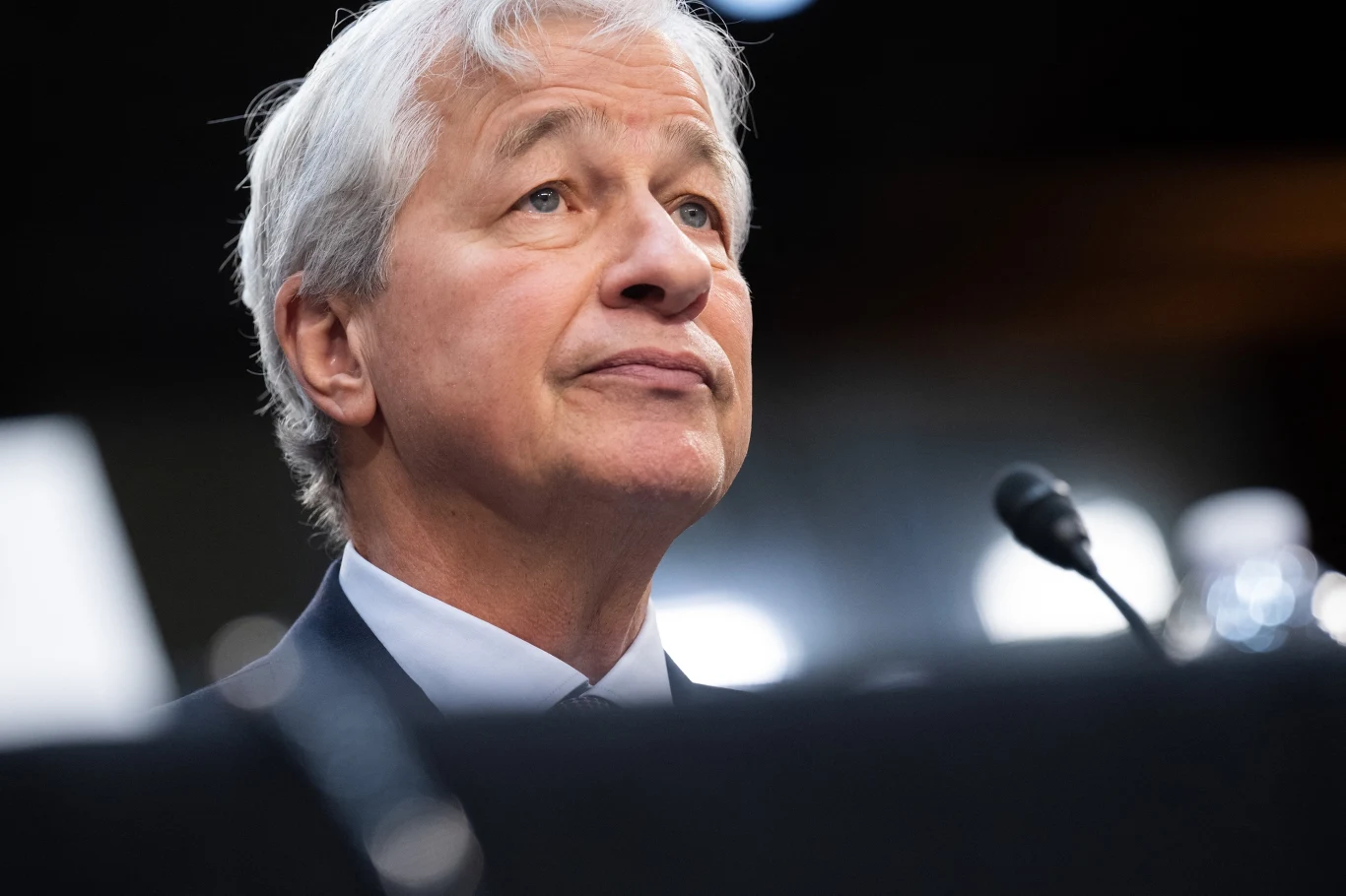 Jamie Dimon, szef JPMorgan uważa, że mimo zawieszenia taryf celnych w wojnie handlowej między USA i Chinami, wciąż możliwa jest recesja w Stanach Zjednoczonych Jamie Dimon, szef JPMorgan uważa, że mimo zawieszenia taryf celnych w wojnie handlowej między USA i Chinami, wciąż możliwa jest recesja w Stanach Zjednoczonych