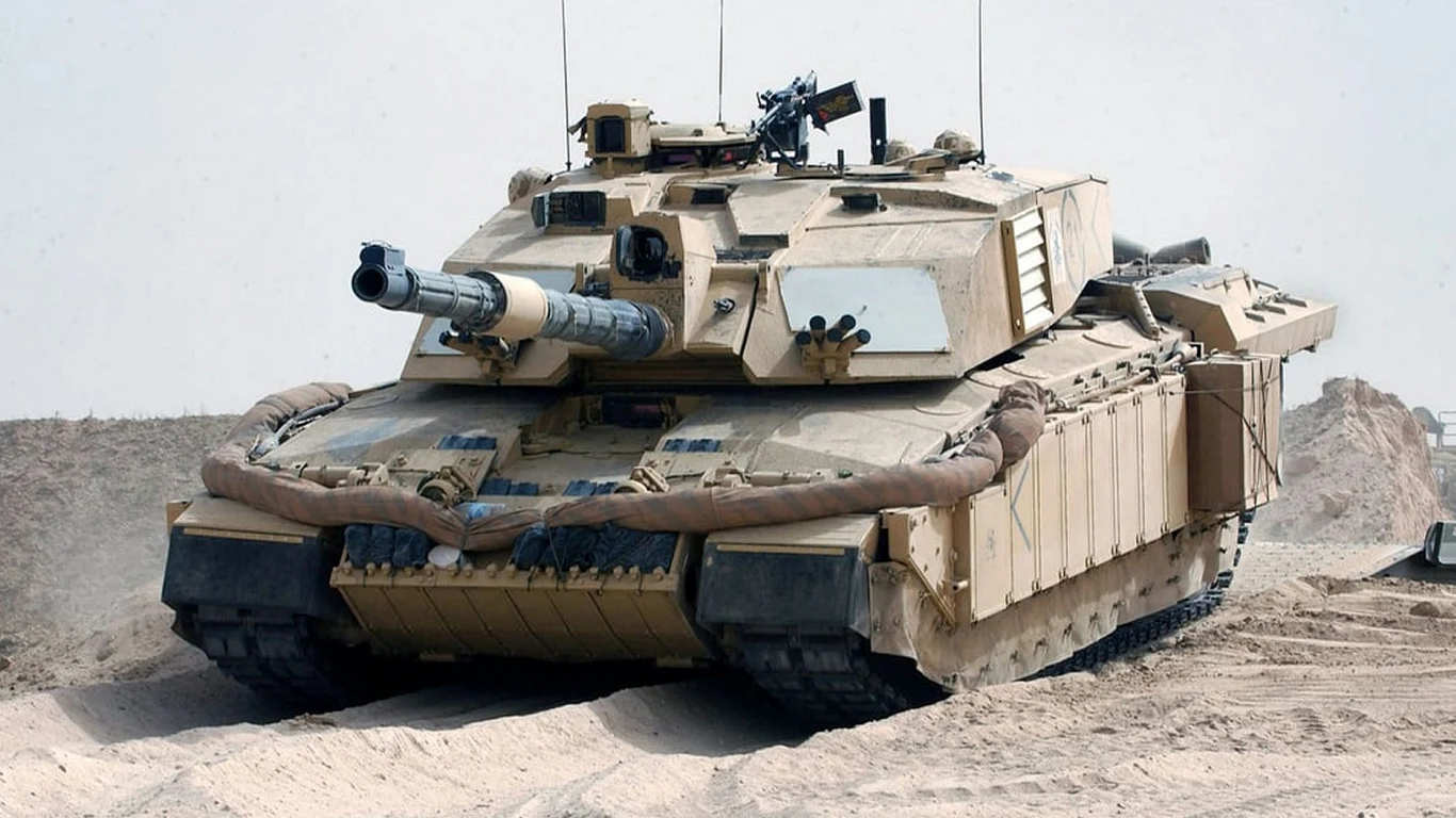 Brytyjczycy wysłali na Ukrainę fałszywe czołgi Czołg w ruchu na pustynnym terenie, prezentujący swoją imponującą konstrukcję i uzbrojenie.