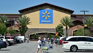 Walmart podnosi ceny. To rakcja na cła wprowadzone przez administrację Donalda Trumpa. Na zdjęciu sklep sieci w Kalifornii