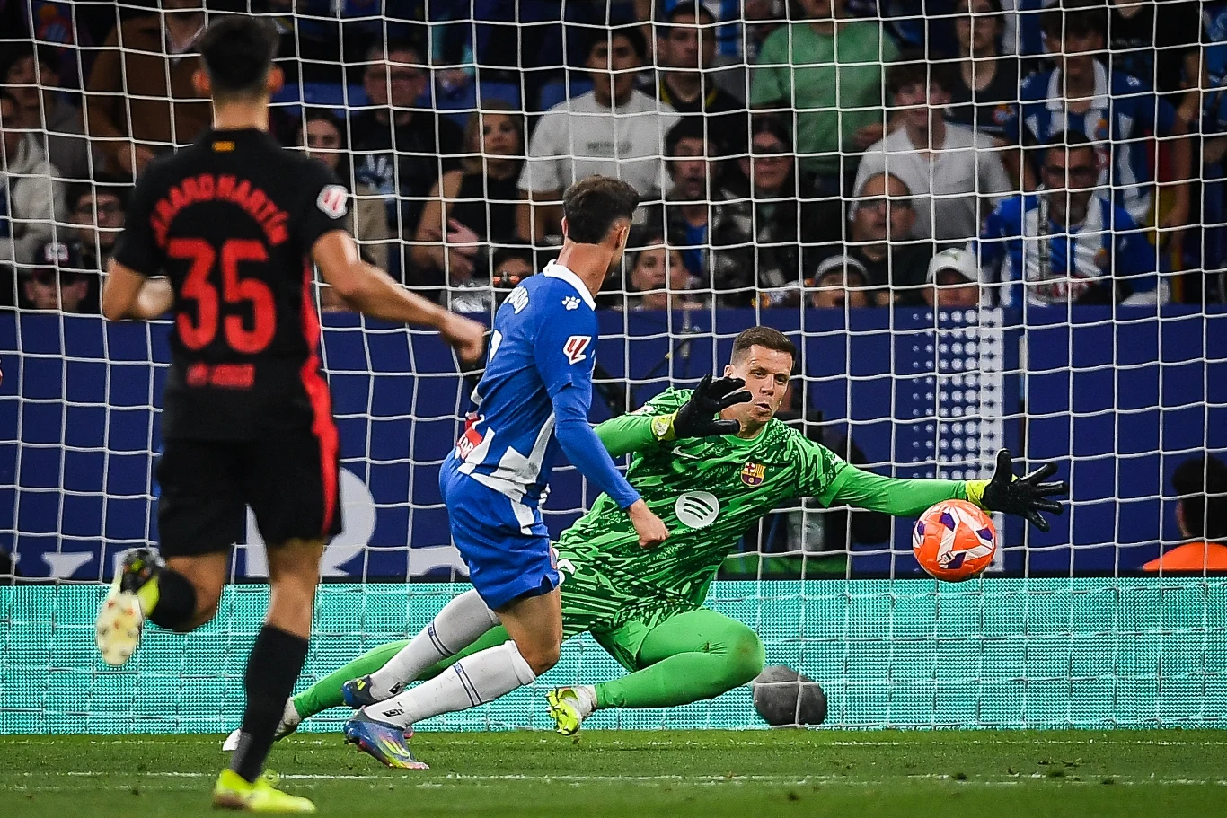 Wojciech Szczęsny w kapitalnym stylu broni sytuację sam na sam z Javim Puado