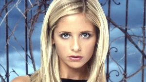 Sarah Michelle Gellar na grafice promocyjnej serialu "Buffy - Postrach wapirów"