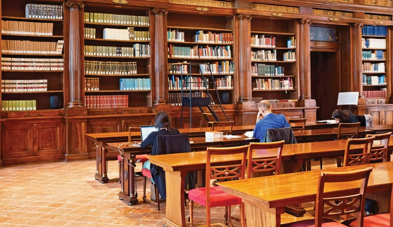 Biblioteki wypełnione starymi książkami to dobre miejsce do nauki Biblioteki wypełnione starymi książkami to dobre miejsce do nauki