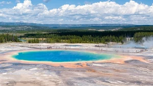 Wyjątkowe miejsca 2025 roku wg National Geographic Travel. Jednym z nich jest Yellowstone