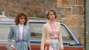 Natalia Dyer jako Nancy Wheeler i Maya Hawke jako Robin Buckley w "Stranger Things"