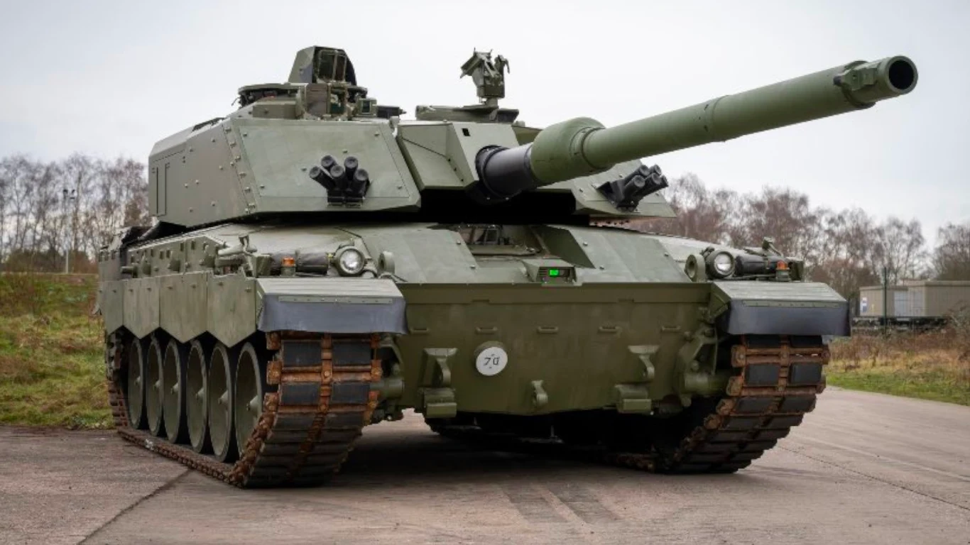 Czołg Challenger 3 w tym roku ma wejść do produkcji. Przed tym zdradzono nowe szczegóły, na temat jego konstrukcji Zielony czołg na betonowej nawierzchni w otoczeniu drzew, z wyraźnie widoczną lufą działa.