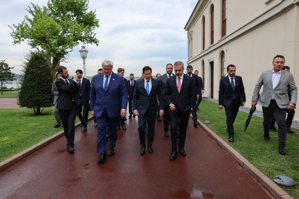 Minister spraw zagranicznych Turcji Hakan Fidan i sekretarz stanu USA Marco Rubio przed spotkaniem w Stambule