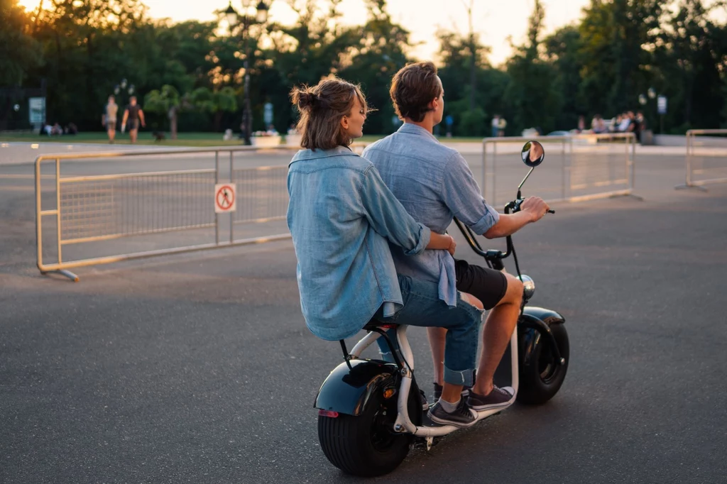 Kiedy hulajnoga elektryczna zamienia się w motorower? Przepisy mówią wprost Kiedy hulajnoga elektryczna zamienia się w motorower? Przepisy mówią wprost