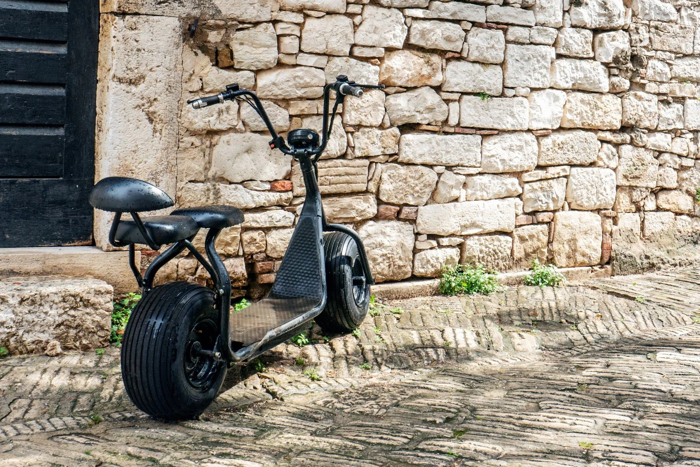 Dodanie siodełka do hulajnogi elektrycznej może zamienić ją w motorower. Dodanie siodełka do hulajnogi elektrycznej może zamienić ją w motorower.