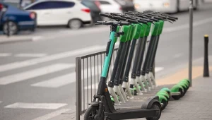 Hulajnogi to sprawny i chętnie wybierany sposób transportu. Jednak radni w Warszawie chcą go zakazać w całym mieście