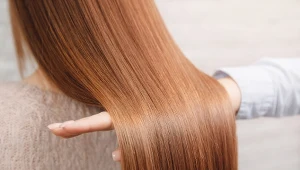 Chcesz mieć gładkie i lśniące włosy? Zacznij smarować je tym produktem z kuchni