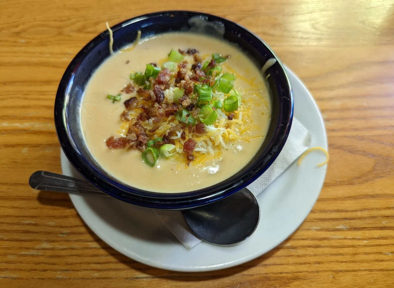 Zupa serowa z mięsem mielonym to danie obiadowe 2 w 1 Zupa serowa z mięsem mielonym to danie obiadowe 2 w 1