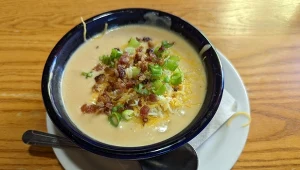 Sycąca, rozgrzewająca i z mięsem. Zupa, która zastępuje drugie danie