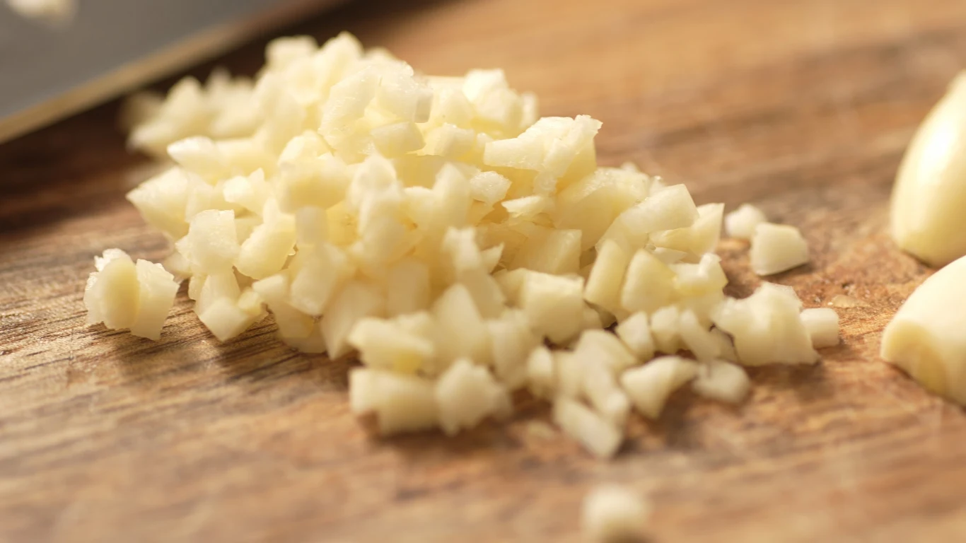 W czosnku znajduje się allicyna, która działa jak naturalny antybiotyk W czosnku znajduje się allicyna, która działa jak naturalny antybiotyk