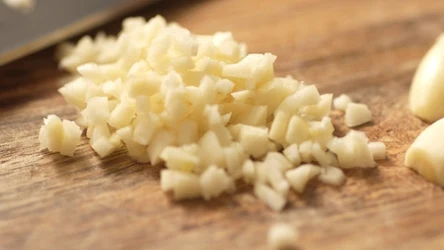 W czosnku znajduje się allicyna, która działa jak naturalny antybiotyk