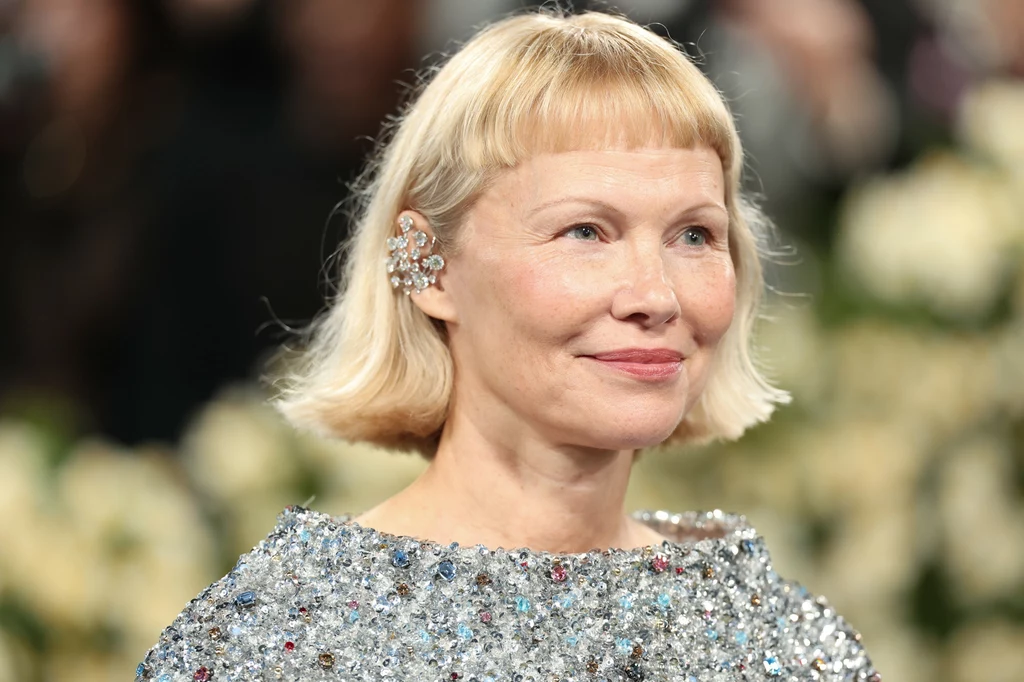 Pamela Anderson zaskoczyła na Met Gali nową stylizacją Pamela Anderson zaskoczyła na Met Gali nową stylizacją