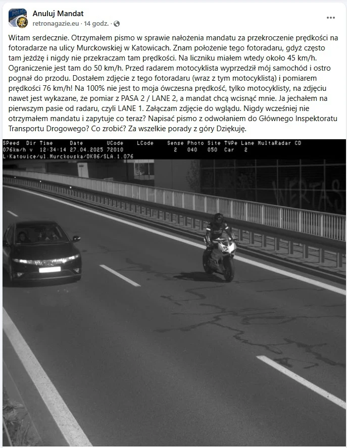 Motorowerzysta porusza się lewym pasem drogi obok samochodu, w pobliżu fotoradaru. Zdjęcie wykonane w czasie nocnym, z widocznymi danymi dotyczącymi pomiaru prędkości.