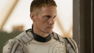 Alexander Skarsgard w serialu "Pamiętniki Mordbota"