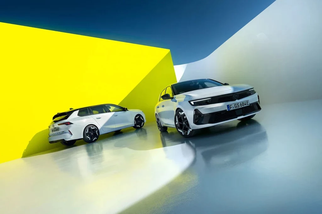 W poprzednim rozdaniu Opel przedstawił Astrę Tourer w wersji GSe Dwa nowoczesne samochody w minimalistycznym, futurystycznym otoczeniu. Jeden zwrócony przodem, drugi bokiem do żółtego tła. Jasna przestrzeń dodaje dynamizmu i elegancji.