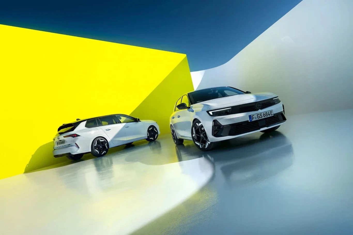 W poprzednim rozdaniu Opel przedstawił Astrę Tourer w wersji GSe Dwa nowoczesne samochody w minimalistycznym, futurystycznym otoczeniu. Jeden zwrócony przodem, drugi bokiem do żółtego tła. Jasna przestrzeń dodaje dynamizmu i elegancji.