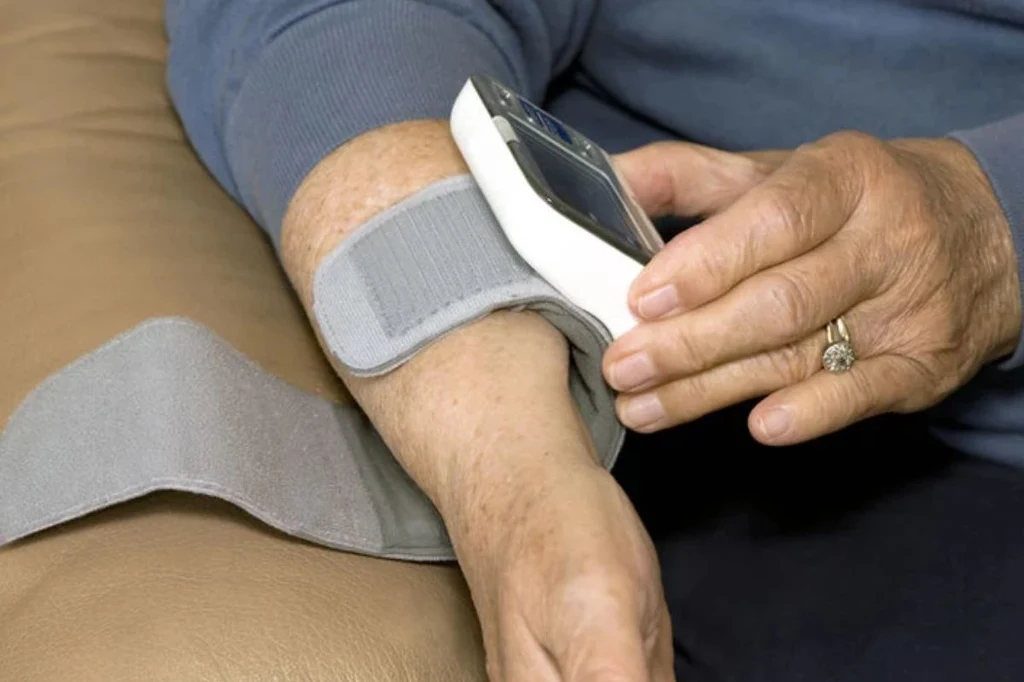 Nadciśnienie tętnicze to nie tylko kwestia diety i aktywności fizycznej. Co jeszcze zwiększa ryzyko choroby? Nadciśnienie tętnicze to nie tylko kwestia diety i aktywności fizycznej. Co jeszcze zwiększa ryzyko choroby?