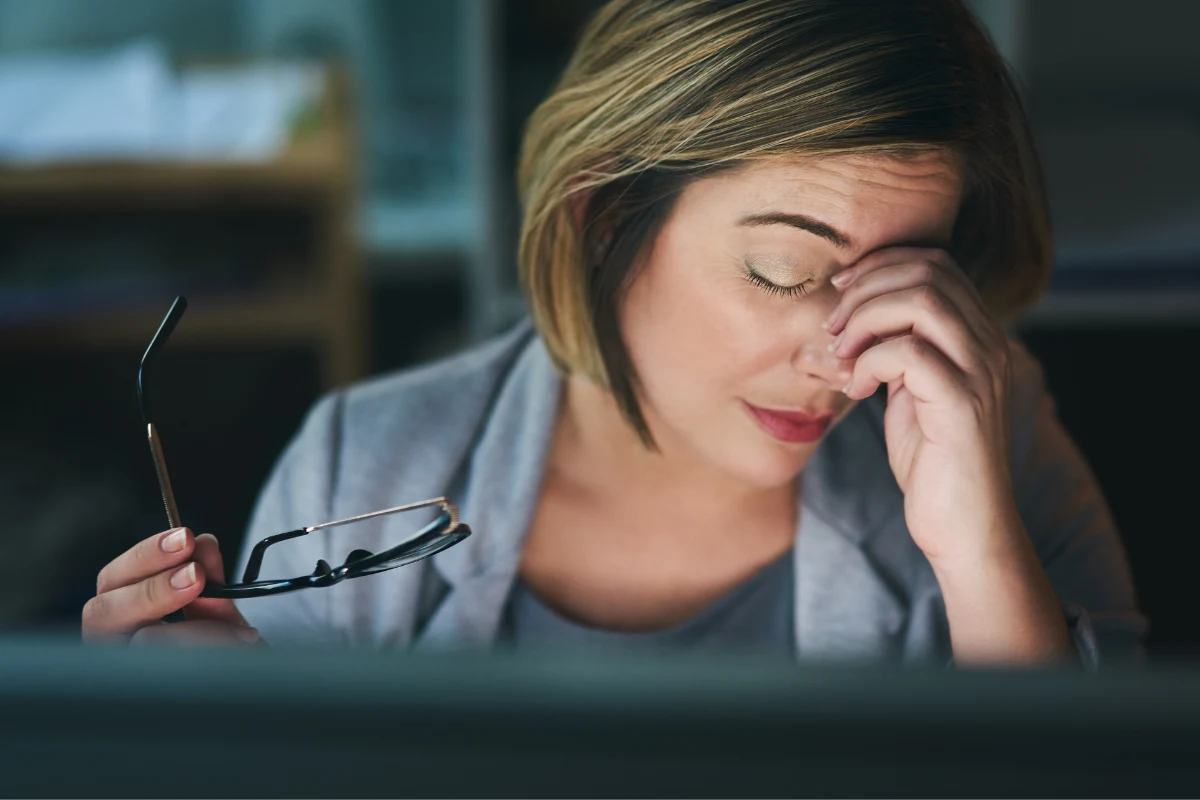 Znak, że twój mózg pracuje ponad siły. Objawy czuć w całym ciele Kolejne badanie wskazuje, że przepracowanie jest szkodliwe dla zdrowia