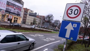 Znak B-43 to niezwykłe ograniczenie prędkości. Wprowadza ważną zasadę
