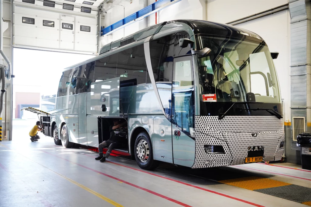 MAN Lion's Coach E przejedzie do 650 km na jednym ładowaniu. MAN Lion's Coach E przejedzie do 650 km na jednym ładowaniu.