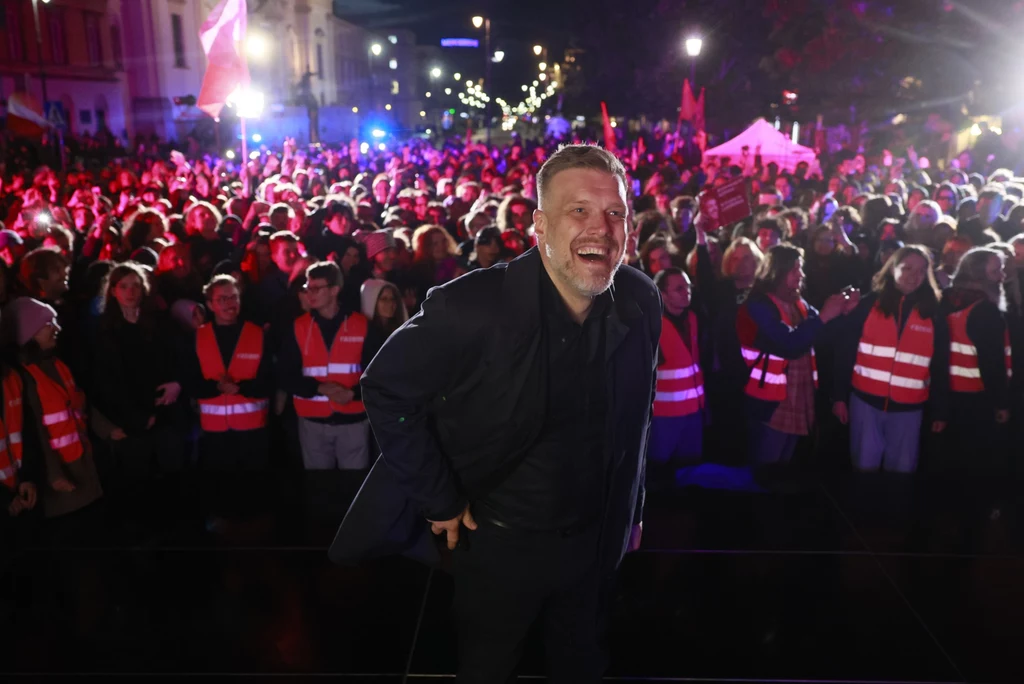 Adrian Zandberg podczas wiecu w Warszawie, wybory prezydenckie 2025 Adrian Zandberg podczas wiecu w Warszawie, wybory prezydenckie 2025