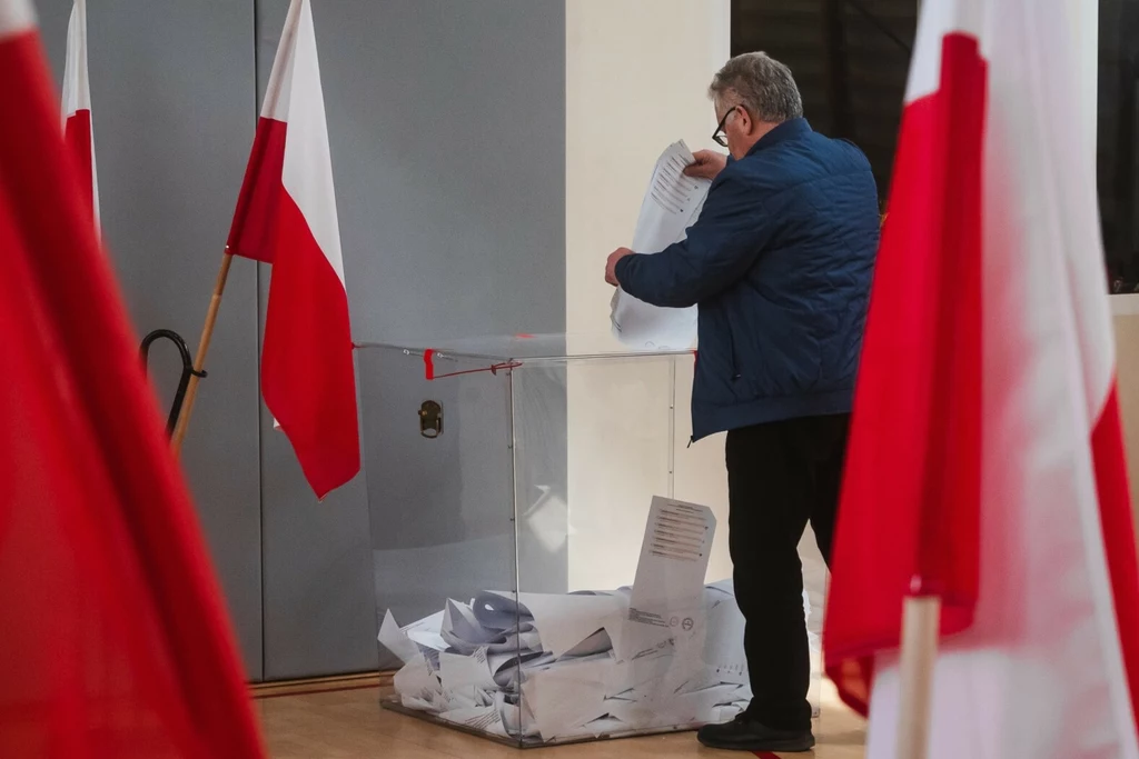 Na czym polega sondaż late poll? Wyniki wyborów prezydenckich 2025 Na czym polega sondaż late poll? Wyniki wyborów prezydenckich 2025