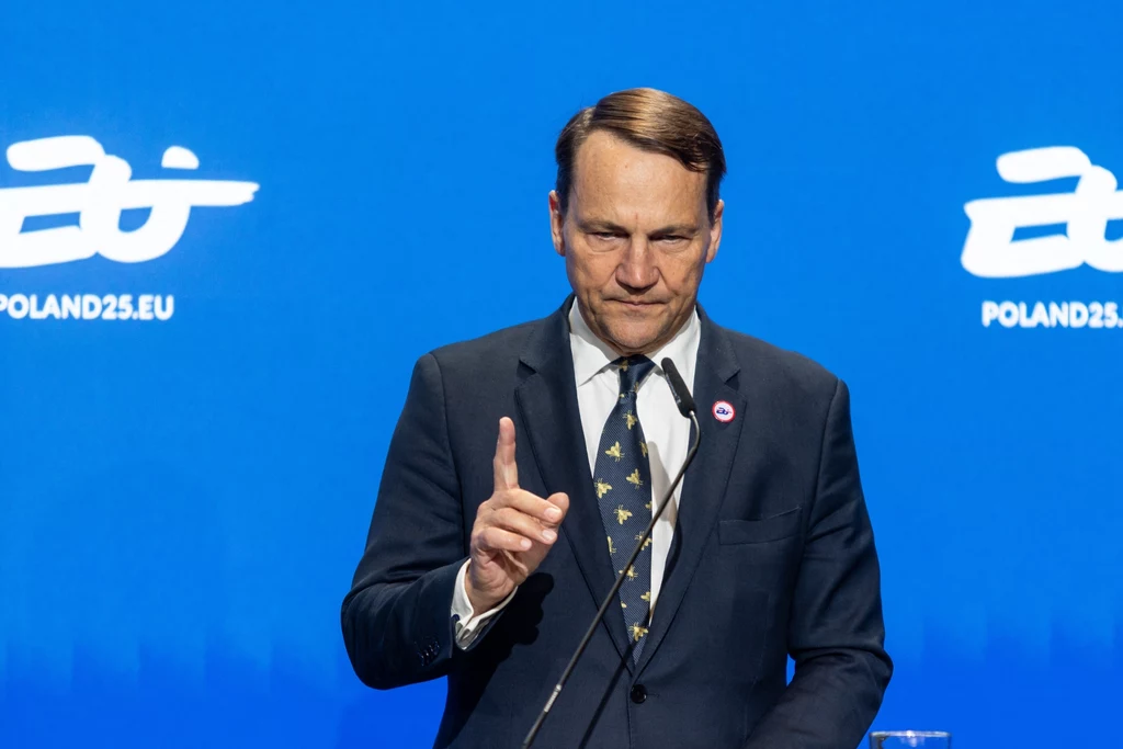 Radosław Sikorski nie ma wątpliwości. Tak Rosja korzysta na walce Iranu.