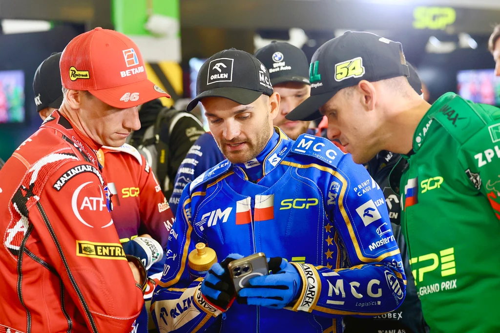 Od lewej: Max Fricke, Bartosz Zmarzlik i Martin Vaculik. Polak pokazuje kolegom z toru błąd pomiaru Od lewej: Max Fricke, Bartosz Zmarzlik i Martin Vaculik. Polak pokazuje kolegom z toru błąd pomiaru