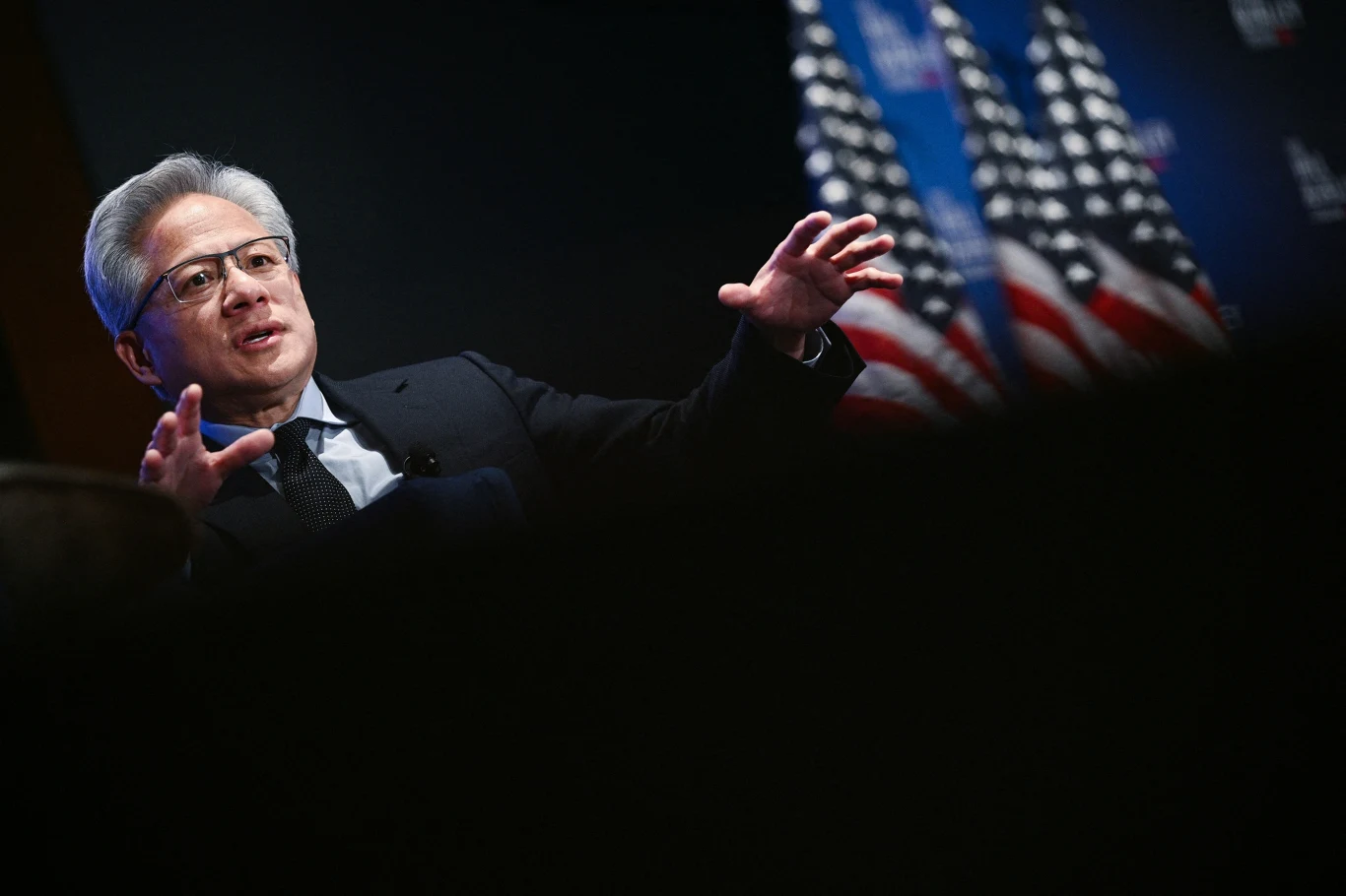 Szef Nvidii Jensen Huang musi tłumaczyć zaangażowanie firmy w Chinach. Rynek chiński zostałobjęty amerykańskimi restrykcjami w związku z domniemaniem wykorzystywania nowoczesnych technolgii w przemyśle obronnym Szef Nvidii Jensen Huang musi tłumaczyć zaangażowanie firmy w Chinach. Rynek chiński zostałobjęty amerykańskimi restrykcjami w związku z domniemaniem wykorzystywania nowoczesnych technolgii w przemyśle obronnym