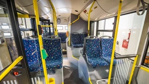 Nieprzytomna kobieta leżała w autobusie. Nikt jej nie pomógł