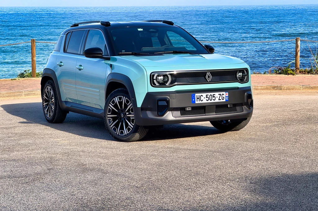 Renault 4 próbuje nawiązywać stylistycznie do swojego przodka Renault 4 próbuje nawiązywać stylistycznie do swojego przodka