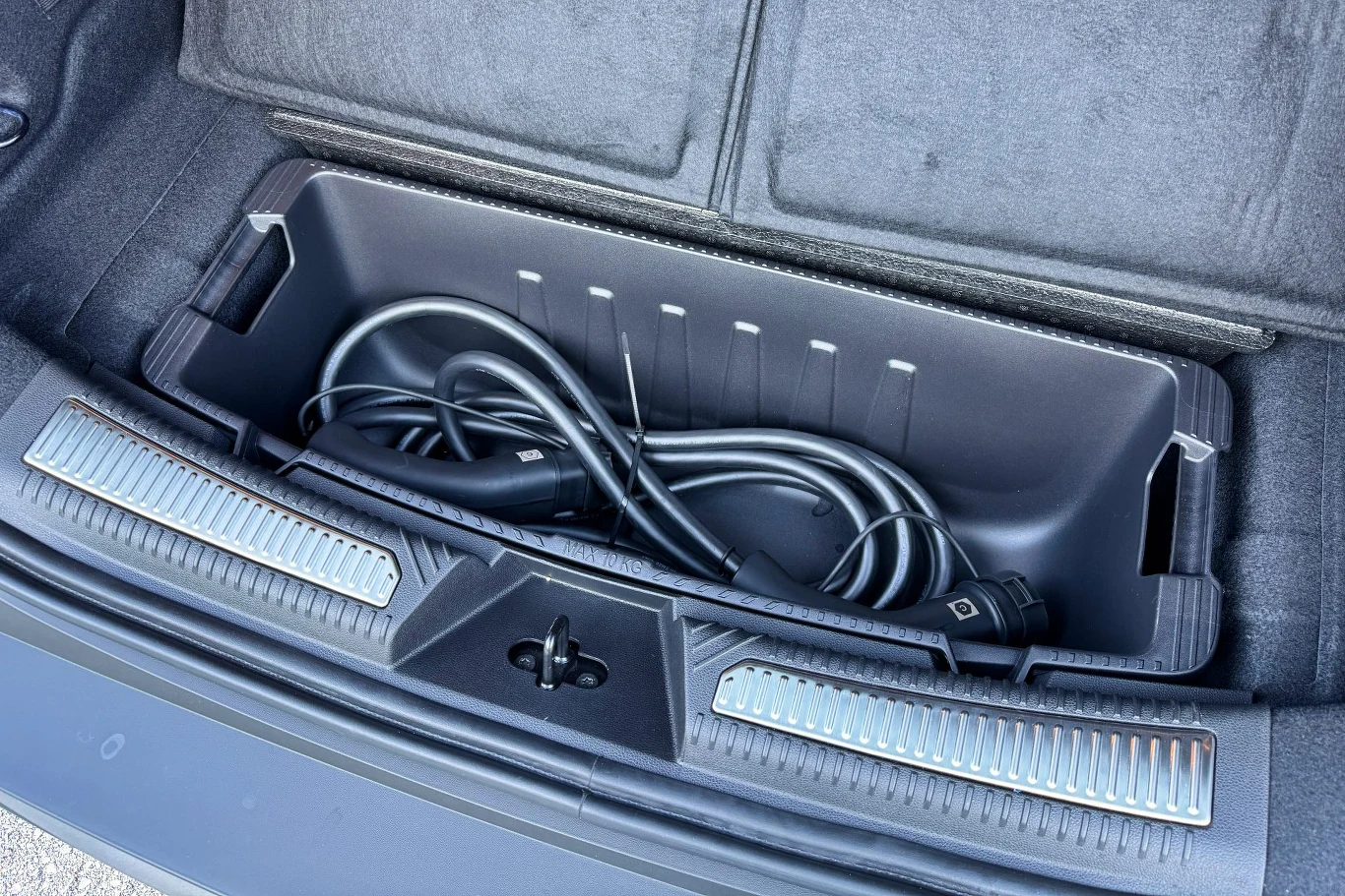 W bagażniku pod podłogą czeka wanna o pojemności 55 litrów 