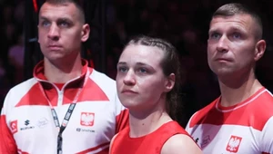 Julia Szeremeta oraz trenerzy Tomasz Dylak (z prawej) i Kamil Goiński podczas finałowego pojedynku w kategorii do 57 kg bokserskiego 40. Memoriału im. Feliksa Stamma z Khumorabonu Mamajonovą z Uzbekistanu