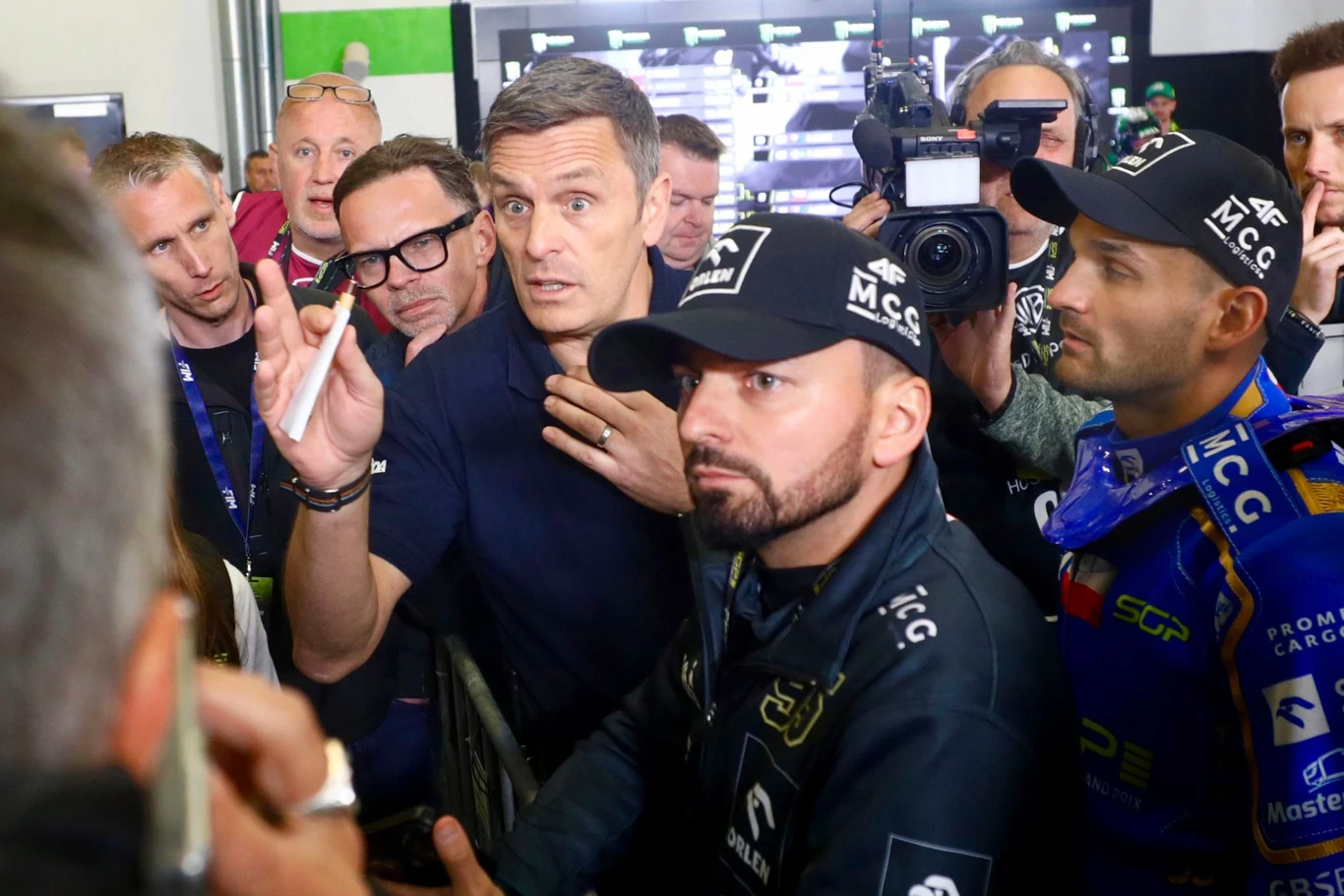 Awantura na PGE Narodowym po kwalifikacjach w sprincie. Bartosz Zmarzlik i jego brat Paweł ruszyli na organizatorów. Awantura na PGE Narodowym po kwalifikacjach w sprincie. Bartosz Zmarzlik i jego brat Paweł ruszyli na organizatorów.
