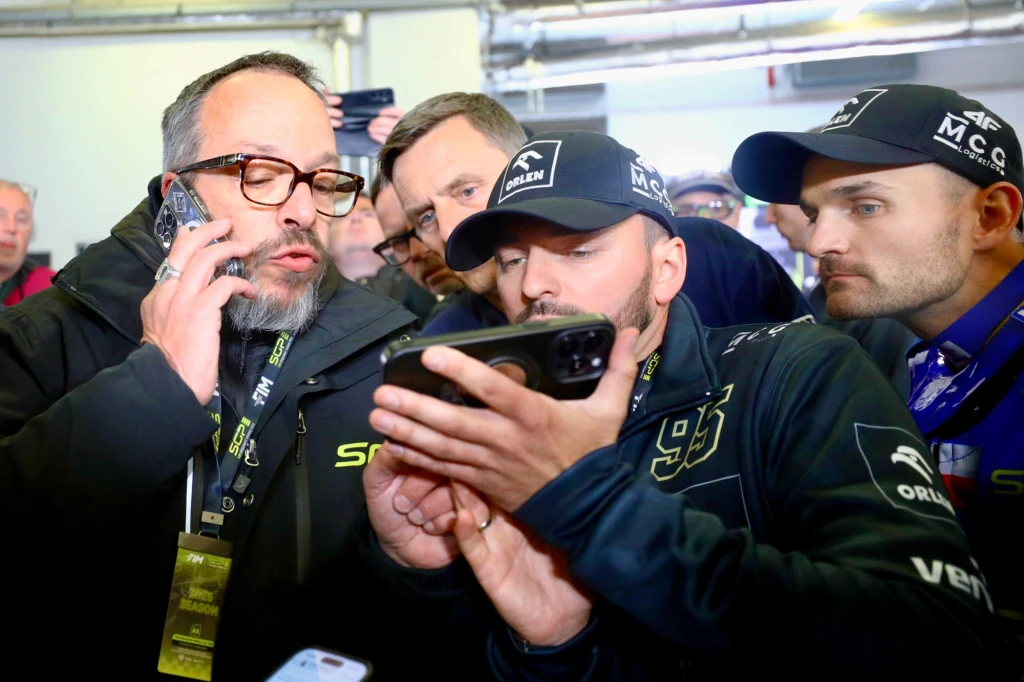 Awantura na PGE Narodowym. Baptiste Ley z Warner Bros Discovery słucha wyjaśnień Pawła Zmarzlika. Bartosz się przygląda. Awantura na PGE Narodowym. Baptiste Ley z Warner Bros Discovery słucha wyjaśnień Pawła Zmarzlika. Bartosz się przygląda.