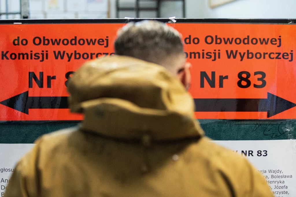 Wybory prezydenta RP - I tura. Głosowanie w lokalu wyborczym we Wrocławiu Wybory prezydenta RP - I tura. Głosowanie w lokalu wyborczym we Wrocławiu