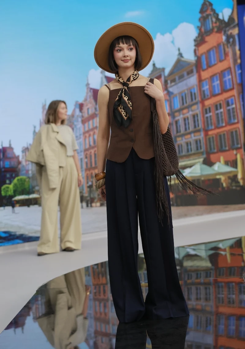 Stylizacja w stylu boho z szerokimi spodniami