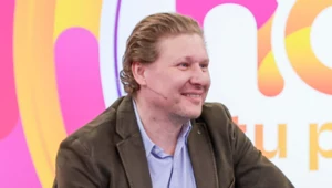 Andrzej Nejman gwiazdą internetu po serii filmów z synem. To ich sposób na maturalny stres