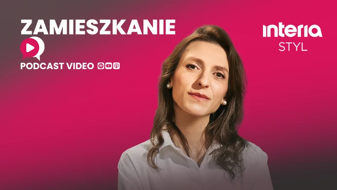 Podcast "Zamieszkanie" to cykl rozmów o jakości przestrzeni, w której żyjemy Kobieta na różowym tle, obok niej napis 'Zamieszkanie Podcast Video Interia Styl'. Kobieta ma brązowe włosy i jest ubrana w białą koszulę. Widoczne są także ikony sugerujące format podcastu i video.