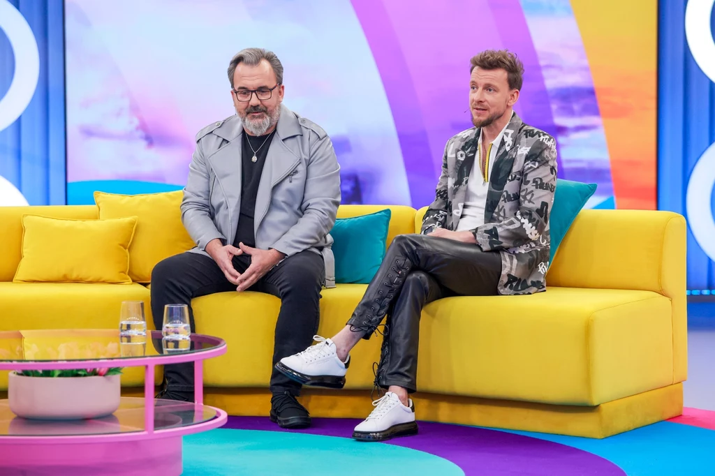 Łukasz Kożuch i Piotr Kupicha z zespołu Feel na kanapie w "halo tu polsat" Łukasz Kożuch i Piotr Kupicha z zespołu Feel na kanapie w "halo tu polsat"