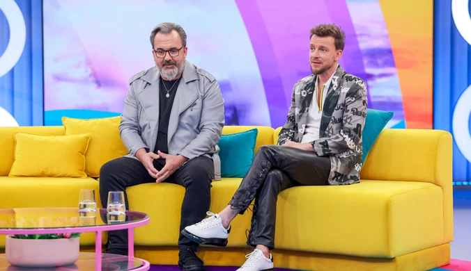 Łukasz Kożuch i Piotr Kupicha z zespołu Feel na kanapie w "halo tu polsat"