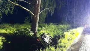 Auto wypadło z jezdni i dachowało. Trzy nastolatki trafiły do szpitala