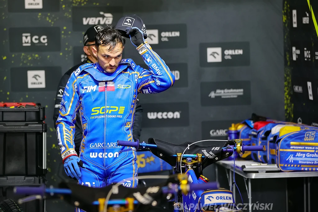 Bartosz Zmarzlik nie wie, co jest grane. Bartosz Zmarzlik nie wie, co jest grane. Stara się, walczy, ale organizatorzy Grand Prix zawsze znajdą na niego haka.