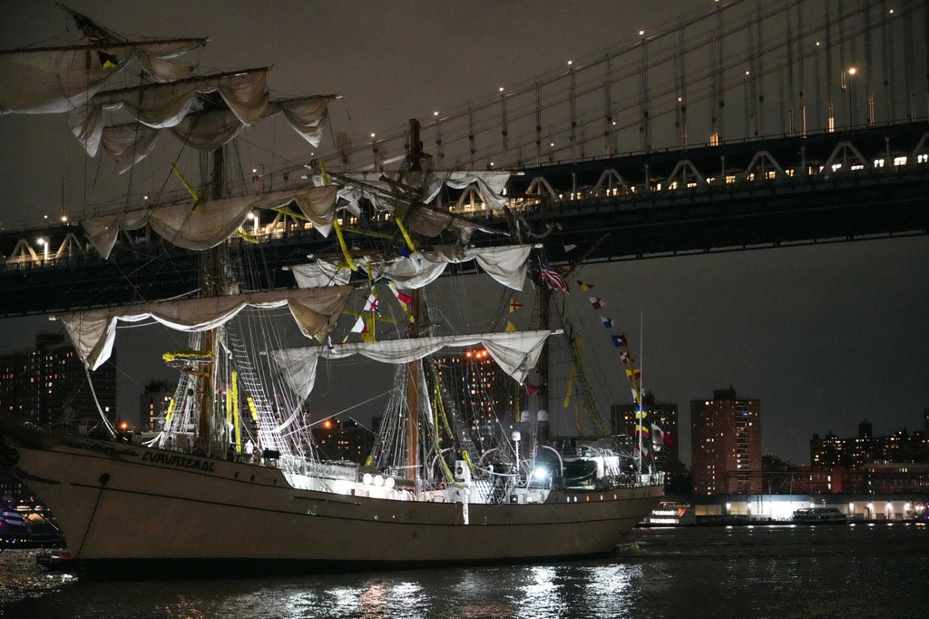 Awaria na East River. Meksykański żaglowiec uderzył w Brooklyn Bridge Awaria na East River. Meksykański żaglowiec uderzył w Brooklyn Bridge