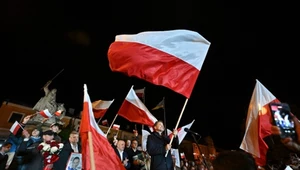 Polityczny wiatr sprzyja prawicy, ale Tusk ma jeszcze za sobą siłę państwa